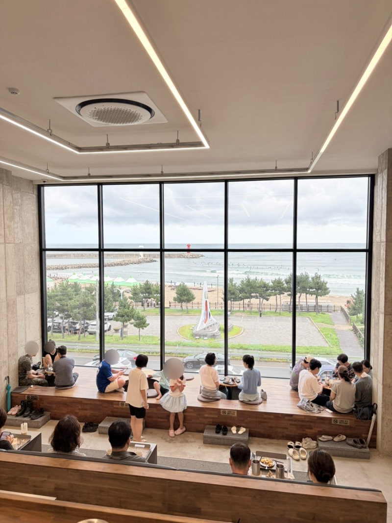 양양 오션뷰 카페 P.E.I coffee｜물치해수욕장 앞 대형카페, 빨간머리 앤 테마까지