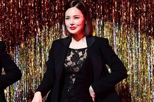 유혹의 소나타 부르던 그 아이비가 브로드웨이에 섰다…데뷔 21년이 만들어낸 커튼콜의 진짜....