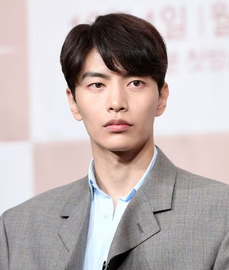 이민기, 세무조사 추징금 완납 후 첫 근황…41세 배우가 안경 하나로 얼굴이 바뀐 이유