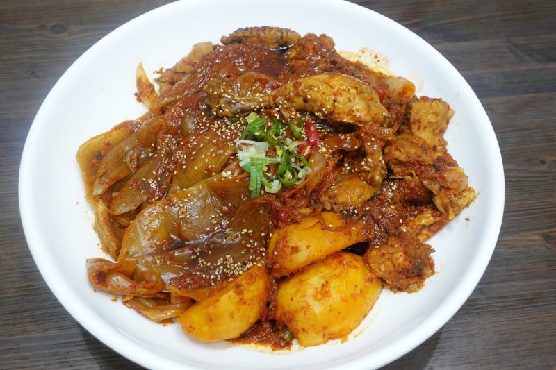 묵은지 찜닭 만들기, 돼지고기보다 담백하게 너무 쉰 김치 씻지 않고 양파 단맛으로 뭉근하....