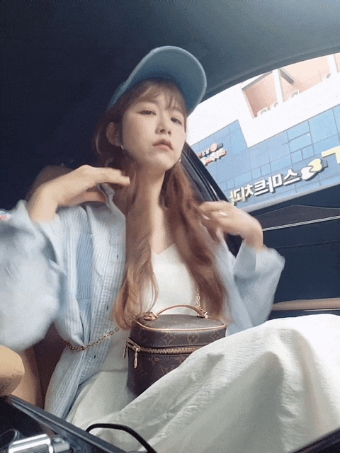 여름철 오피스룩의 필수템 2만 원대 로엠 베이직 나시 블라우스