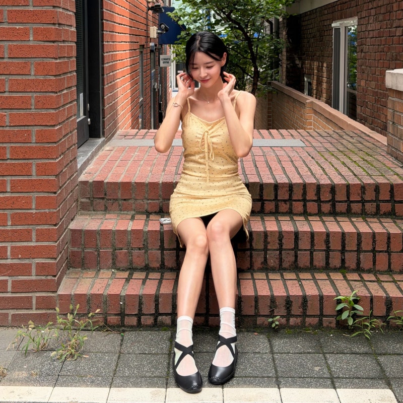 "뭘 입어도 예뻐"..권나라 꽃무늬 원피스 메리제인 슈즈 코디