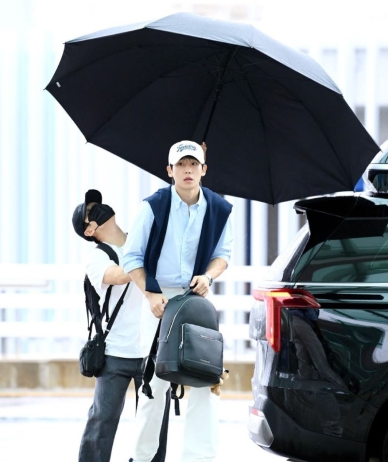 정해인 공항 대왕 우산 갑질논란의 반전 엄마가 만들어준 따까리