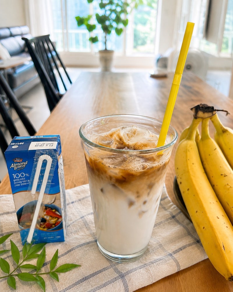 아침 운동 후 즐기는 나만의 홈카페! 아몬드브리즈 아메리카노 샷 라떼 만들기 ☕️