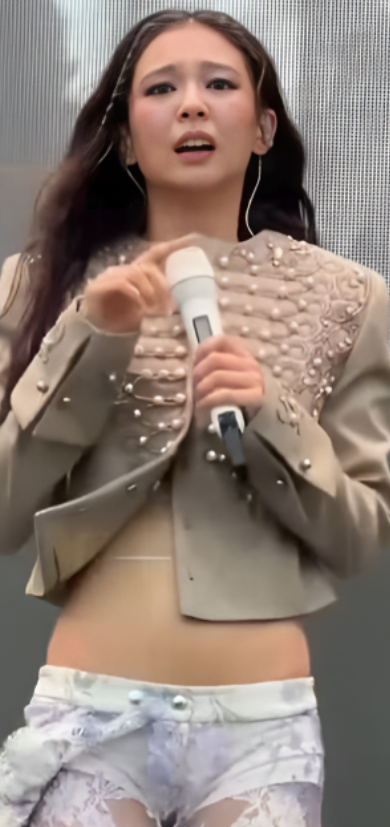제니 무대 위 오열, 무대의상 화제