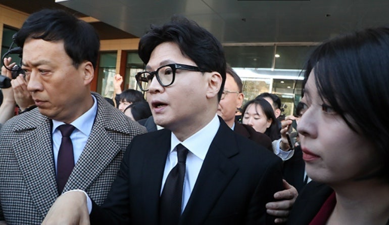 [긴급속보] 한동훈 지지율 무당층 34.7%에 정치권 촉각…장동혁·오세훈과 엇갈린 지지 기반, ....