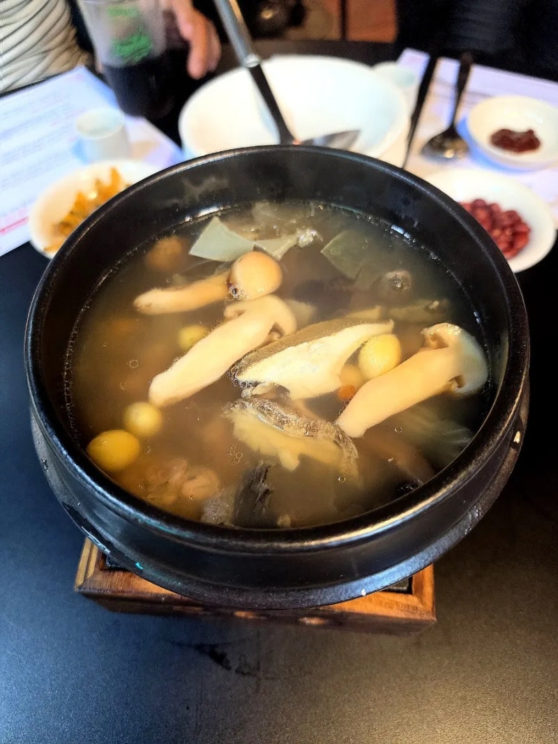 중식당 진진의 최고급 보양 요리인《항아리 불도장》