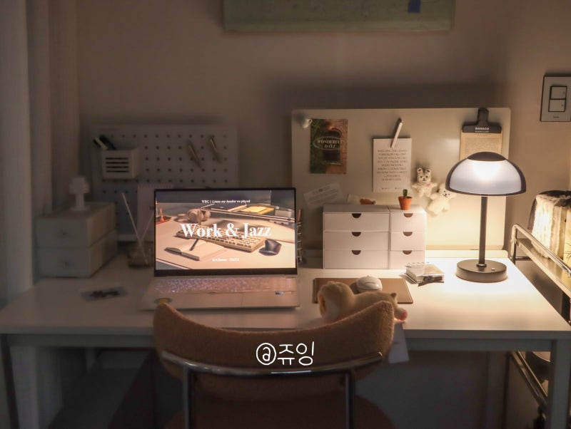 단스탠드 조명 하나로 완성한 데스크테리어 포터블 무드등