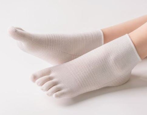 “발팩 자주 하면 더 매끈해질까?” 반복적인 각질 제거가 오히려 발을 예민하게 만드는 이....