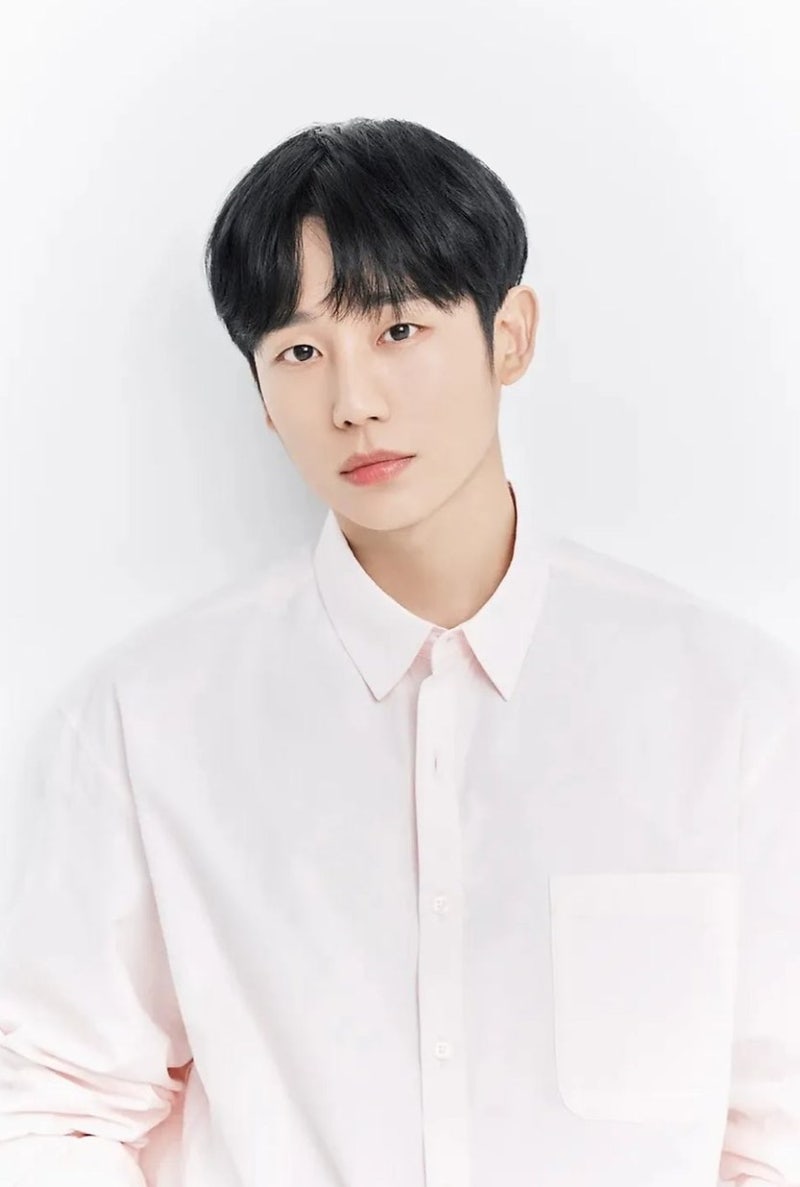 정해인 우산 사진에 발칵 뒤집힌 이유, 알고 보니 반전이었다