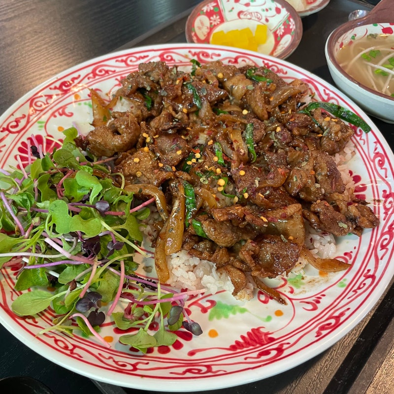양양 하조대 맛집 포누이루시, 매운 생쇠고기쌀국수와 껌송 숯불돼지덮밥 후기