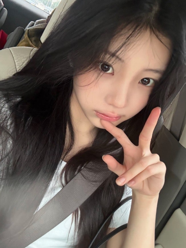 ILLIT Wonhee: Official Twitter Photos for Phone Wallpapers