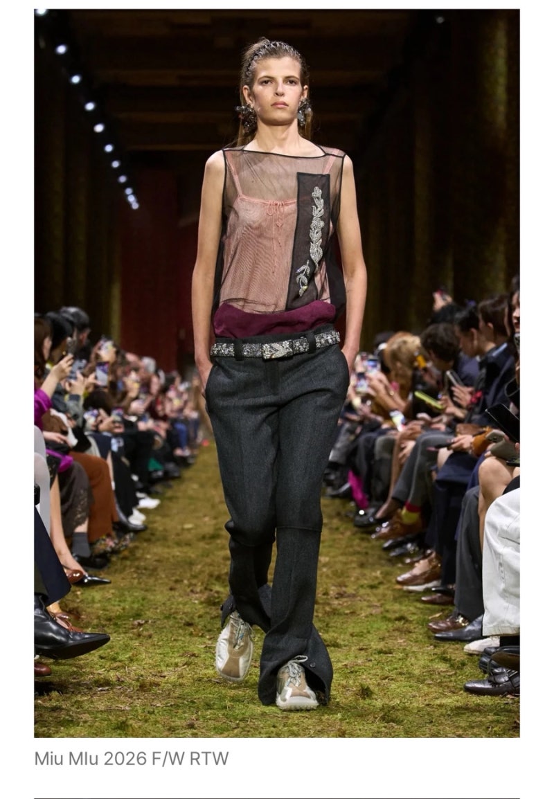 2026 FW 트렌드 미우미우가 선보인 버블 슈즈,비즈 스니커즈