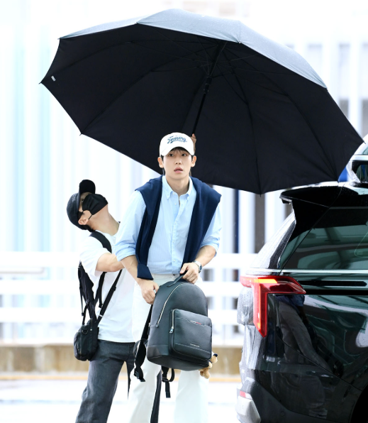 정해인 공항 우산 갑질 논란.. 우산 들어준 사람은 누구?