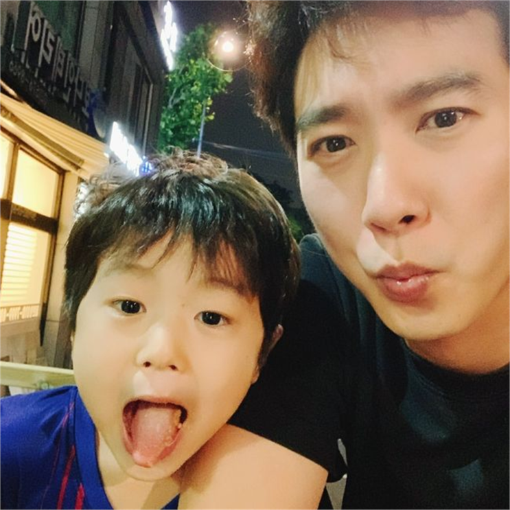 <b>고지용</b>·<b>허양임</b> 이혼 공개 뒤, 아들 승재 사진을 보는 맥락