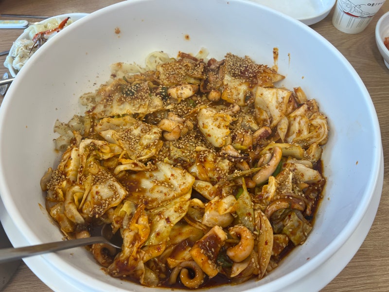 속초해수욕장 맛집 바다제면 속초본점, 해물칼국수보다 놀란 오징어 비빔칼제비!