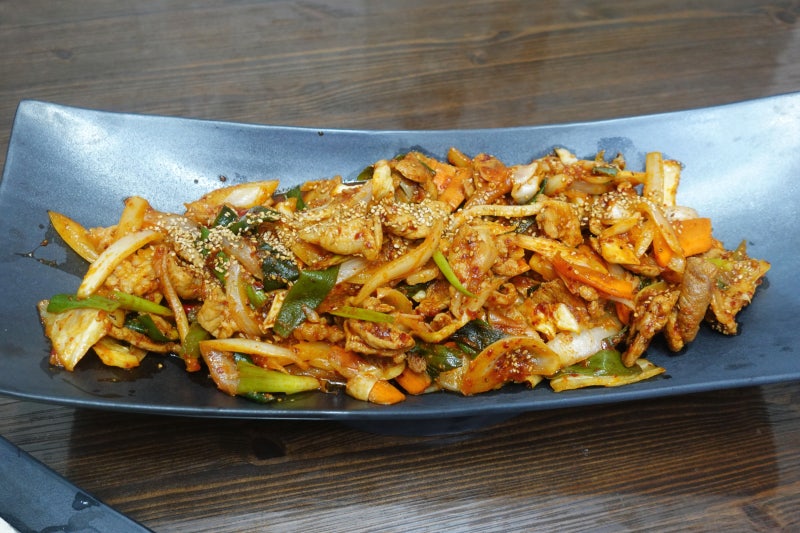 제육볶음 레시피, 돼지 뒷다리살 퍽퍽함 없이 설탕 캐러멜라이징으로 불맛 살리는 두부김치 ....