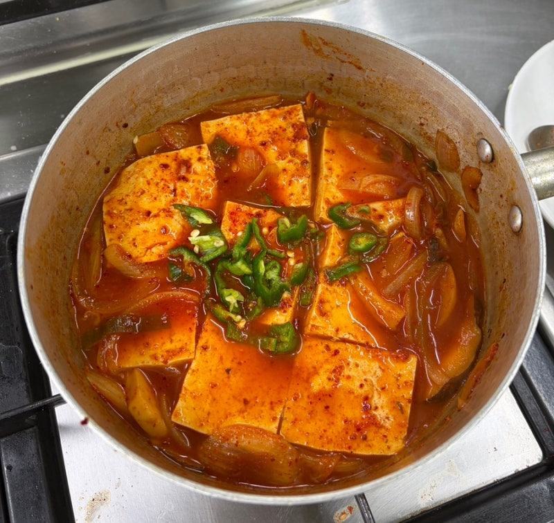 밥 한 공기 뚝딱! 매콤한 두부두루치기 만들기