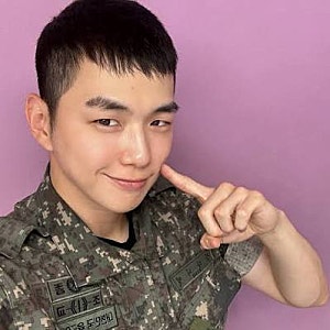 강다니엘, 군복 입고 늠름한 근황…전역 후 다시 뭉칠 워너원 완전체에 팬들 기대