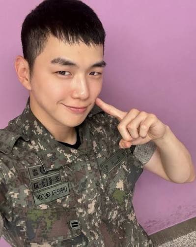 강다니엘, 군복 입고 늠름한 근황…전역 후 다시 뭉칠 워너원 완전체에 팬들 기대