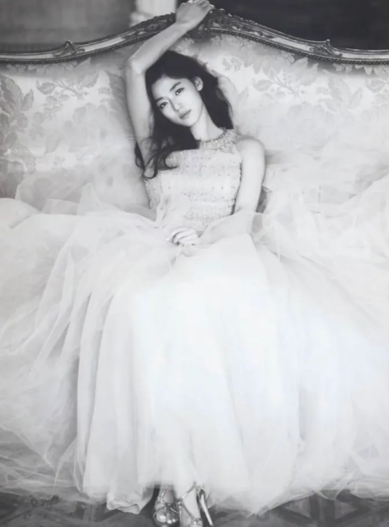 Seeing Jun Ji-hyun's unreleased wedding photoshoot from 14 years ago, I can feel the passage of time...