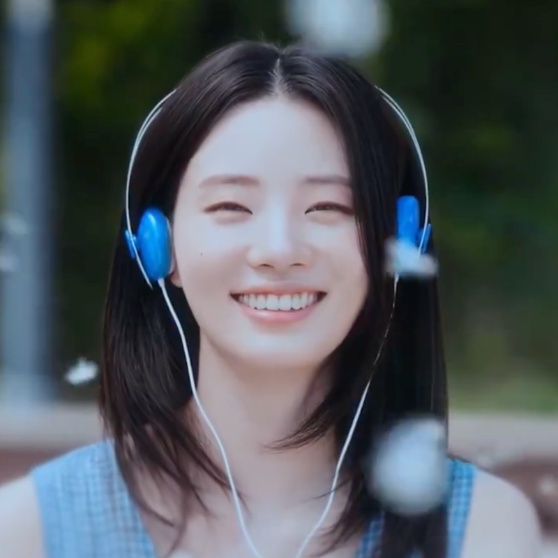 푸른 산호초 감성 그대로, 신시아의 80년대 레트로 원피스룩
