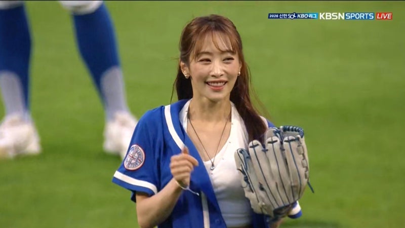 카라 니콜 나이는? 나이 가늠 안 되는 영한 스타일링의 비결은 헤이 주얼리