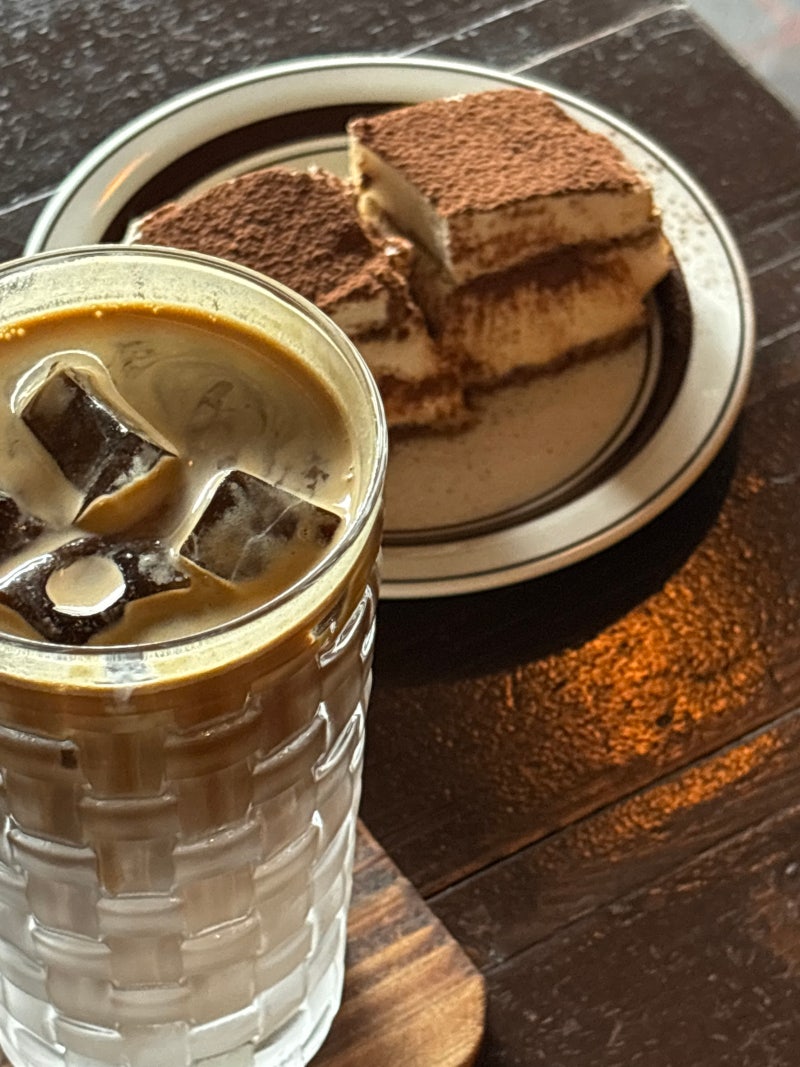 이촌역 국립중앙박물관 국중박 근처 카페 라떼 맛집 헬카페 추천 | 무료 주차 , 티라미수