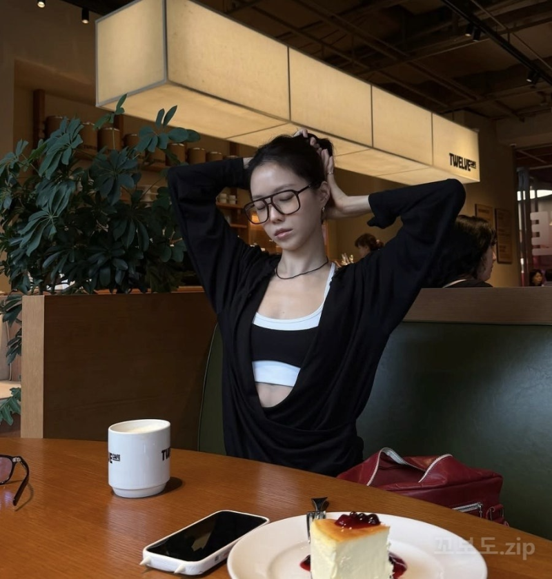 "화려한 공항패션은 없었다"…손나은, 김부장 포상휴가서 택한 의외의 브라운룩
