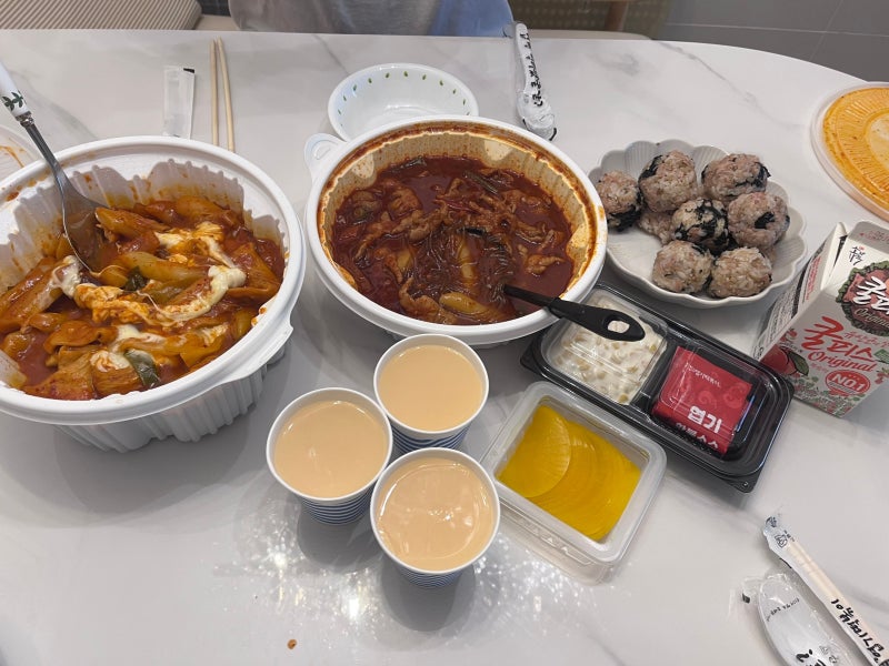 매운맛 땡기는 날엔 엽기떡볶이! 떡볶이보다 더 끌리는 국물 닭발