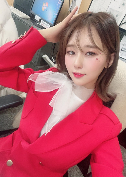 날씨 방송을 준비하는 기상캐스터 스튜디오 이미지
