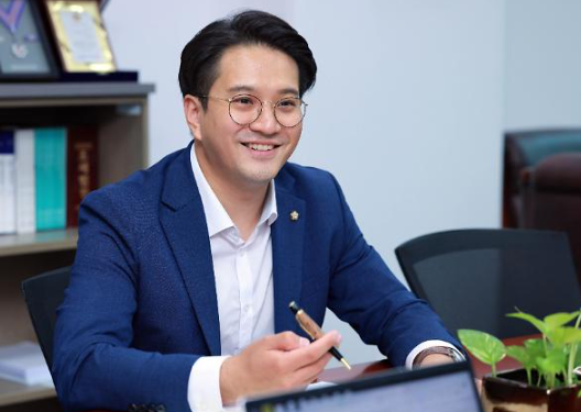 최연소 비례대표에서 지도부 입성! <b>전용기</b> 국회의원 정치 이력 총정....