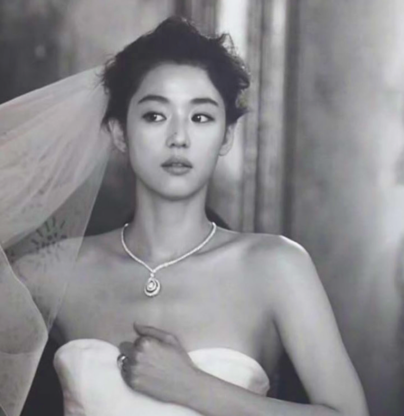 "Unbelievable visuals... This was 14 years ago?" Jun Ji-hyun's unreleased wedding photoshoot finally revealed, 'emotional...'