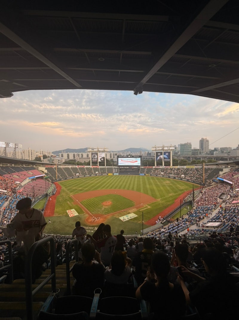 잠실야구장 KT : LG 경기! 3루 네이비 329블럭 10열, 1루 네이비석 315블럭 29열 시야후기