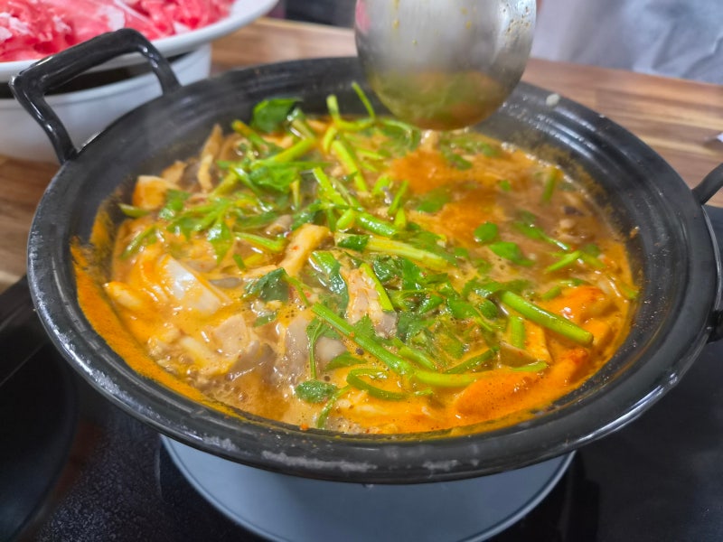 포항 이동 점심 맛집으로 추천하는 구성좋은 "등촌샤브칼국수"