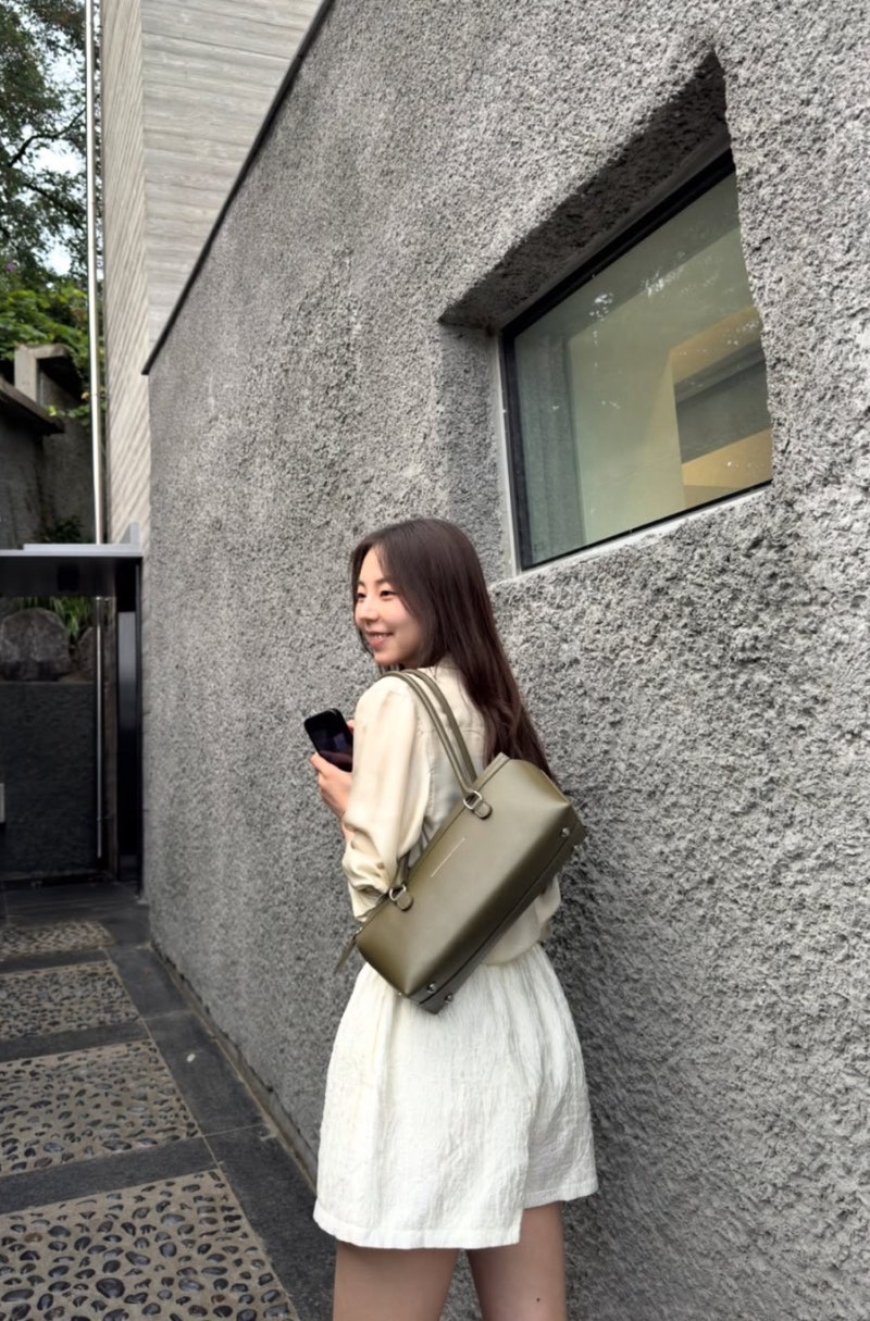 안소희가 들고 나온 가방에 시선 집중… 가격 보고 더 놀랐다
