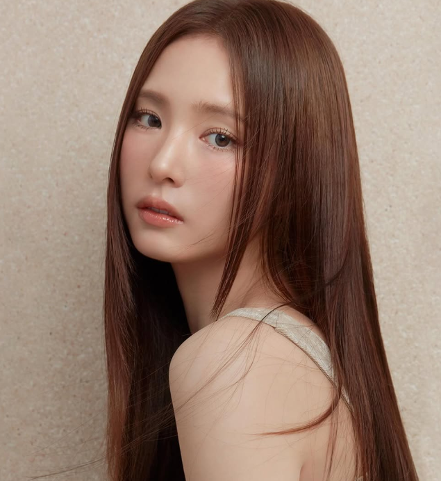 신세경 프로필｜서태지 포스터 속 꼬마에서 믿고 보는 배우까지, 28년 연기 인생
