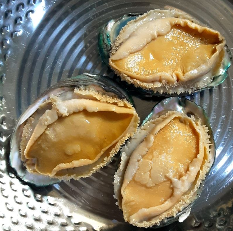 손가락 안 아프고 숟가락만 대면 쏙! 전복 손질법 & 이빨·내장 깔끔 제거 꿀팁