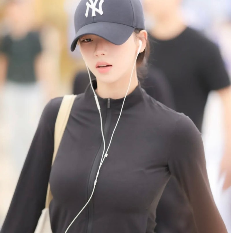 올 가을은 카리나 공항 패션처럼, 상의부터 카고팬츠와 볼캡 정보