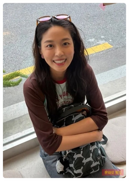 설현 근황 공개되자 분위기 확 달라졌다…안경에 데님 스커트, 꾸미지 않아 더 예쁜 여름 일....