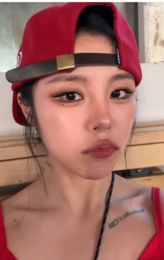 레드 민소매에 타투가 이렇게 많았나, 마마무 휘인, 타투 변신 근황 확 달라진 스타일