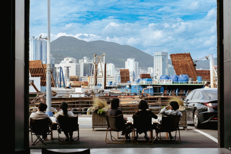 Momos Coffee: Location of the Busan Cafe Featured on You Quiz and the Real Reason It Became a 32 Billion Won Brand