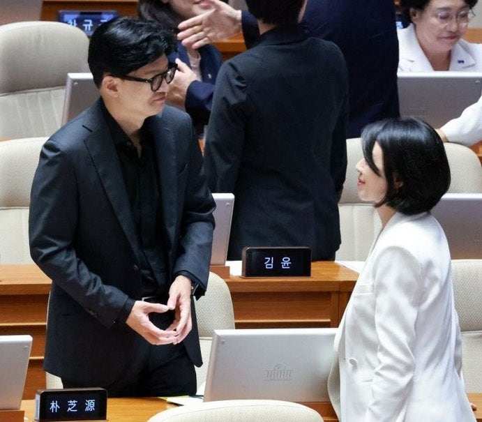 한동훈·배현진, 본회의장 나란히 앉아 '수군수군'… 포착된 1장의 사진이 던진 파장
