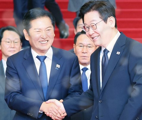 대통령이 정청래 팔뚝 톡 치며 한 말…만찬장 분위기 뒤집힌 그 순간