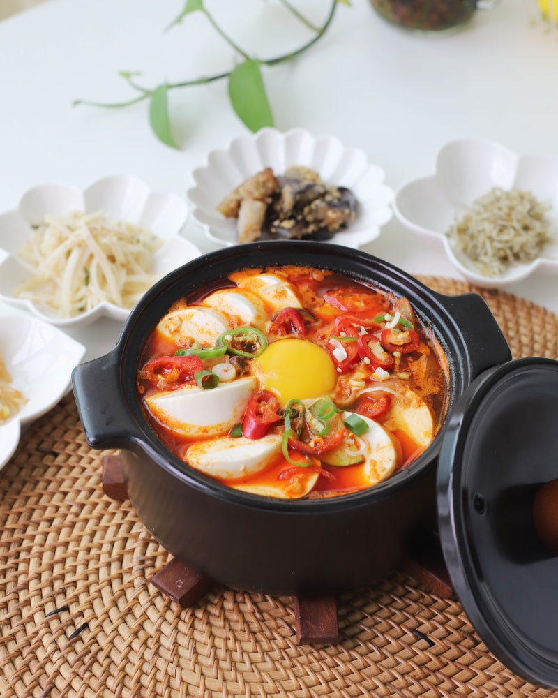 순두부찌개 레시피 돼지고기 다짐육으로 깊고 얼큰하게, 보글보글 끓여야 더 맛있어요