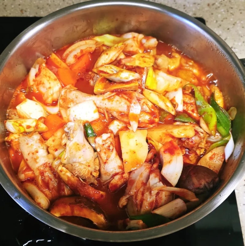 묵은지 닭볶음탕 레시피! 시판 양념으로 감칠맛 살리는 꿀팁