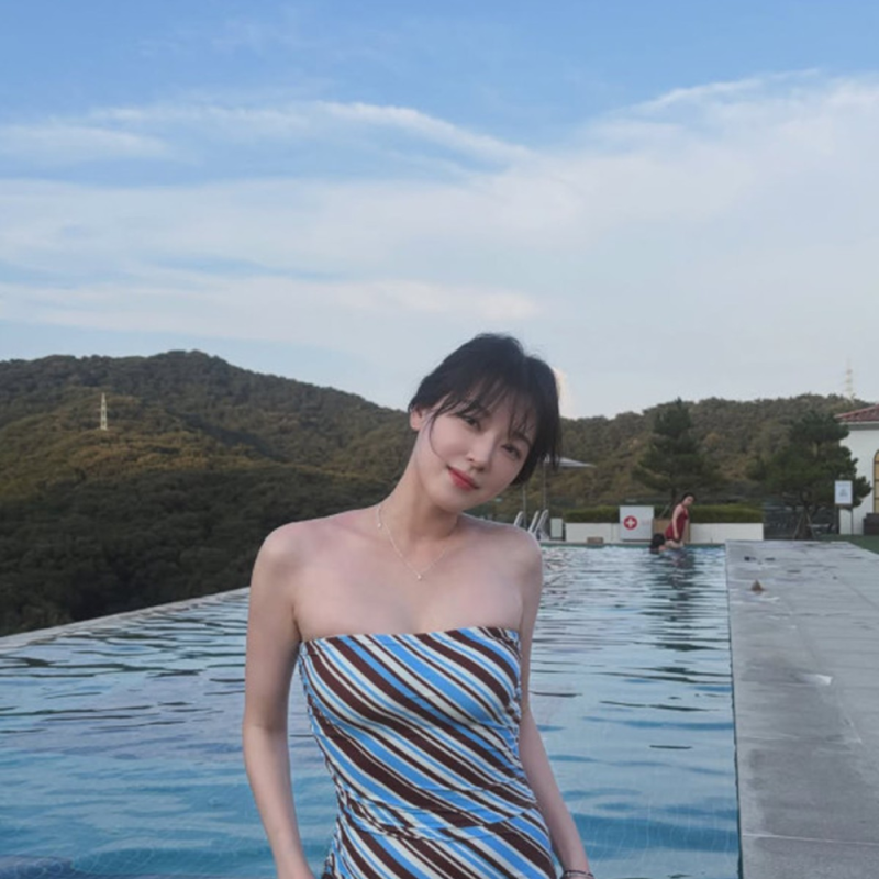 조우리 여행지에서 튜브탑 수영복 입고 찍었는데, 이렇게 글래머였냐는 말이 나왔다