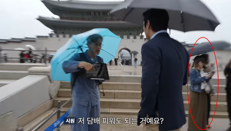 "여기서 피우시면 안 됩니다" 슈주 <b>최시원 경복궁 흡연 제지</b>가 화제 ....