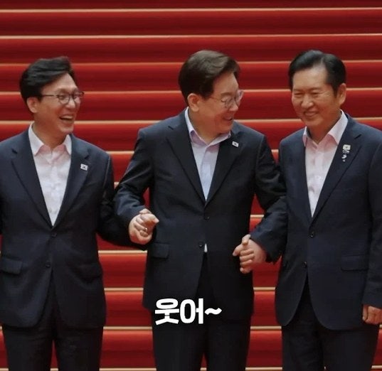 "웃어~" 한마디에 굳은 표정 풀린 정청래…대통령이 팔뚝 톡 치며 한 말, 청와대 만찬 현장 반....