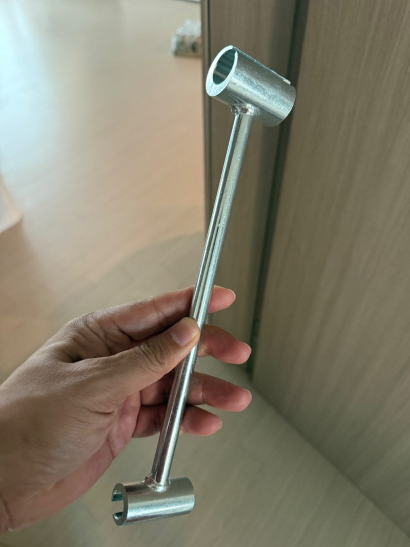 방문 경첩 렌치로 바닥 끌리던 문 교정한 사용기